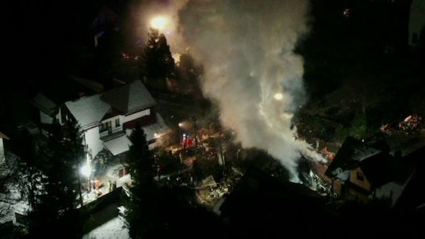 Záběry z dronu: V Polsku se po výbuchu plynu zřítil dům, z trosek vytahují mrtvé